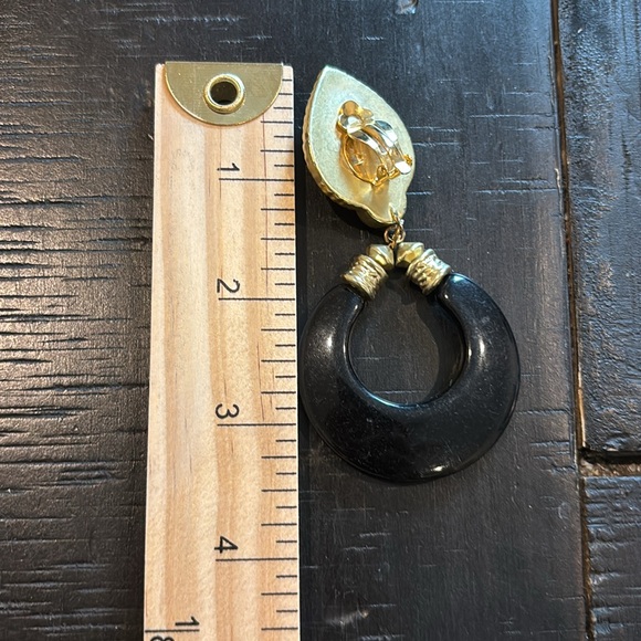 Vintage Clip On Lightweight Victorian Elegant Black and Gold Earrings - Picture 6 of 6